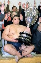 Takanohana holds Emperor's Cup after 21st championship